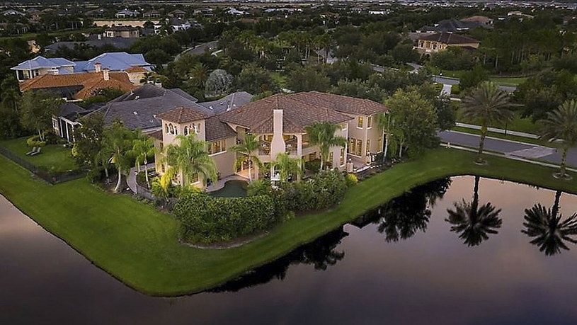 Jak podaje agencja AP, lider zespołu The Rolling Stones Mick Jagger i jego partnerka Melanie Hamrick wystawili na sprzedaż swój dom na Florydzie. Nieruchomość o powierzchni mieszkalnej 529 m kwadratowych została wyceniona na 3,5 mln dolarów.