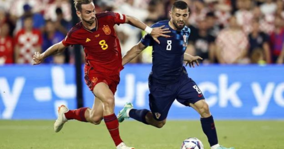 Hiszpania pokonała Chorwację 5-4 w rzutach karnych w finale piłkarskiej Ligi Narodów w Rotterdamie. Po dogrywce było 0:0. 