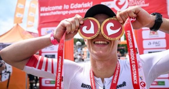 Kacper Stępniak - rekordzista Polski, w Gdańsku postawił kropkę nad „i”. Znów nie dał szans rywalom w kategorii Pro na dystansie średnim. A ta triathlonowa „średnia” to 2 km pływania, 90 km jazdy rowerem i 21,1 km biegu. 