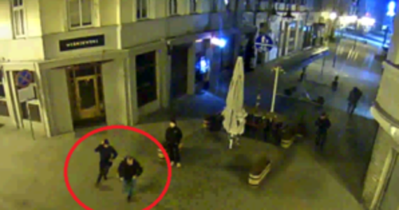 Policjanci poszukują dwóch mężczyzn, którzy w marcu na ul. św. Jana w Katowicach  ugodzili nożem dwie osoby. Śledczy opublikowali właśnie zdjęcia z kamer monitoringu.        

