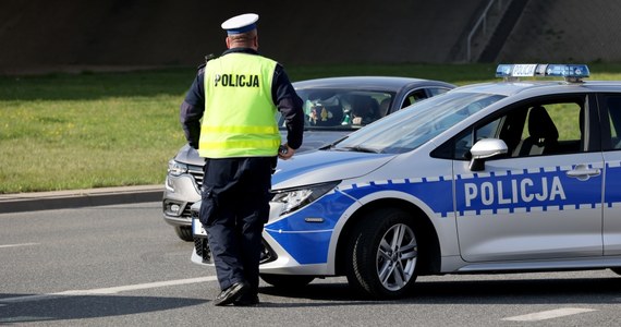 Dwa policyjne pościgi za kompletnie pijanymi kierowcami w Wyszkowie na Mazowszu. Jeden z zatrzymanych otrzymał 56 punktów karnych, miał 3 promile alkoholu w organizmie. Drugi w kierujących wydmuchał 4 promile. 