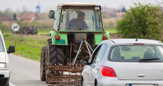 Na trzy miesiące trafił do aresztu 31-latek, który w Falejówce na Podkarpaciu doprowadził do wypadku. Mężczyzna na błotniku ciągnika przewoził pasażera.  W pewnym momencie pojazd przewrócił się i przygniótł mężczyznę. 54-latek zginął.

