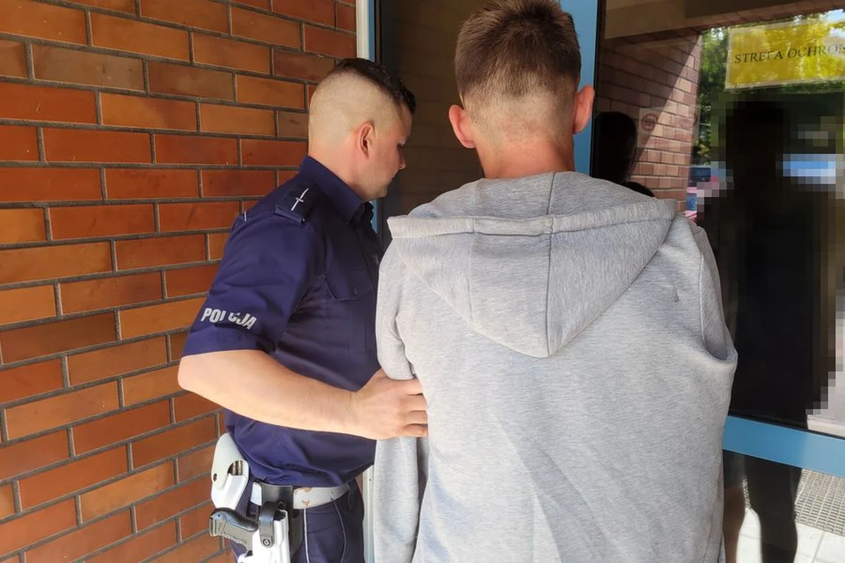 Do 10 lat pozbawienia wolności grozi 26-latkowi, który w Sopocie podczas kontroli drogowej wręczył policjantom łapówkę. Mężczyzna został zatrzymany, bo nie ustąpił pierwszeństwa kobiecie na przejściu dla pieszych. Policjanci wyczuli wydobywający się z wnętrza jego auta zapach marihuany, a na fotelu pasażera znaleźli kilkadziesiąt porcji amfetaminy.

