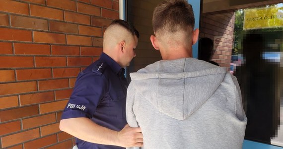 Do 10 lat pozbawienia wolności grozi 26-latkowi, który w Sopocie podczas kontroli drogowej wręczył policjantom łapówkę. Mężczyzna został zatrzymany, bo nie ustąpił pierwszeństwa kobiecie na przejściu dla pieszych. Policjanci wyczuli wydobywający się z wnętrza jego auta zapach marihuany, a na fotelu pasażera znaleźli kilkadziesiąt porcji amfetaminy.

