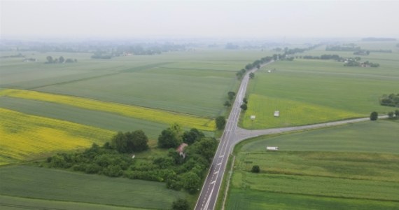 Generalna Dyrekcja Dróg Krajowych i Autostrad podpisała w poniedziałek umowę z wykonawcą na projekt i budowę ponad 22-kilometrowego odcinka drogi ekspresowej S12 między Dorohuczą a Chełmem. Koszt inwestycji to 760 mln zł. Zakończenie budowy planowane jest w 2027 r.