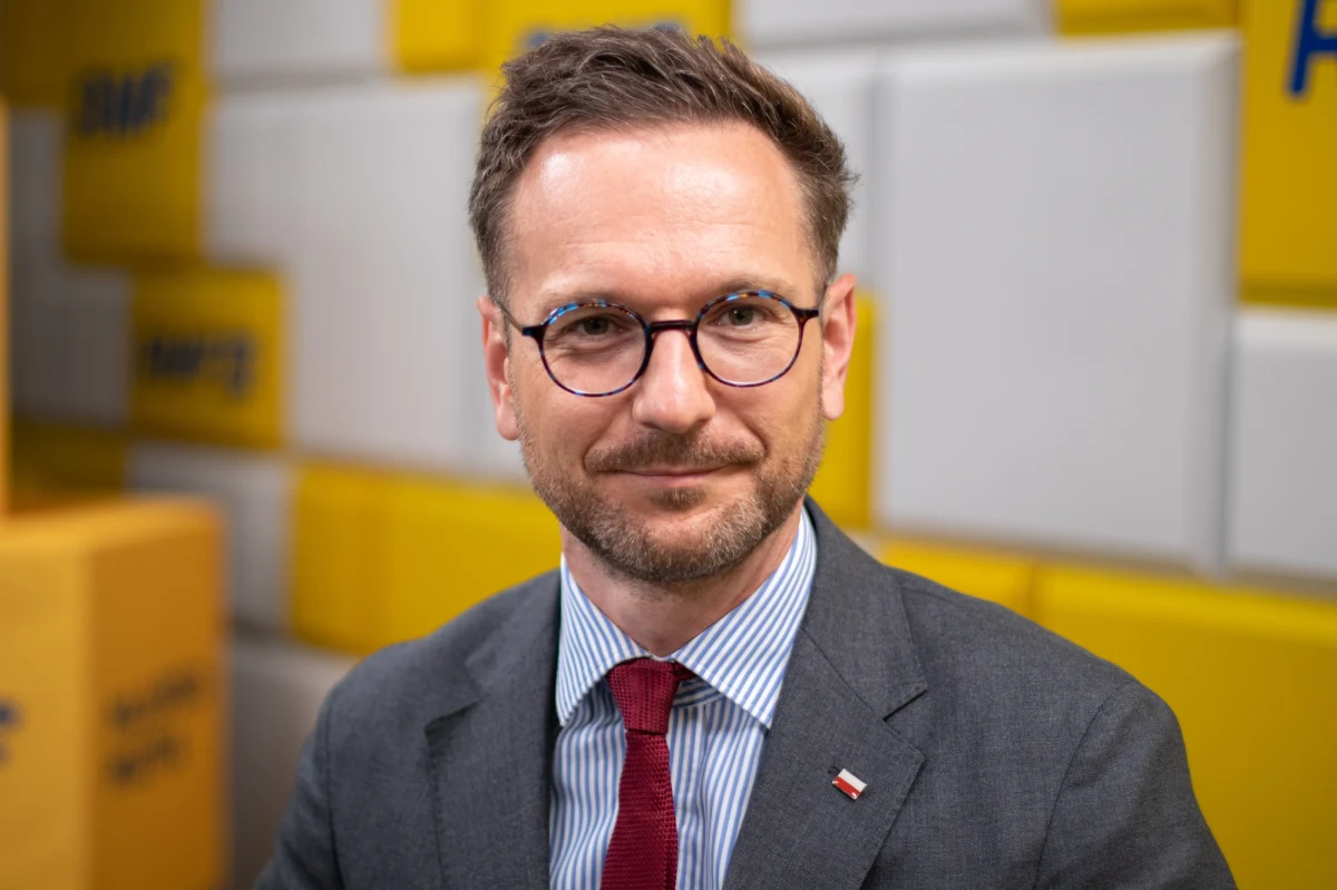 "Z pewnością propozycje się pojawią, ale bardzo racjonalne, równoważące finanse publiczne i też wychodzące naprzeciw oczekiwaniom" - mówi w Rozmowie w południe w RMF FM minister rozwoju i technologii Waldemar Buda pytany o przedwyborcze obietnice Prawa i Sprawiedliwości. Odpowiada, że nie będzie dalszego obniżania wieku emerytalnego. "Nie idziemy w tym kierunku, stawiamy raczej na zachęcanie Polaków, by pracowali dłużej" - stwierdza polityk. Dodaje, że na pewno pojawią się propozycje w zakresie mieszkalnictwa. "Nie ma darmowych obiadów, darmowych mieszkań. Można tworzyć warunki preferencyjnego nabycia, jakichś dopłat, pomocy, ale to nigdy nie jest darmowe" - podkreśla.