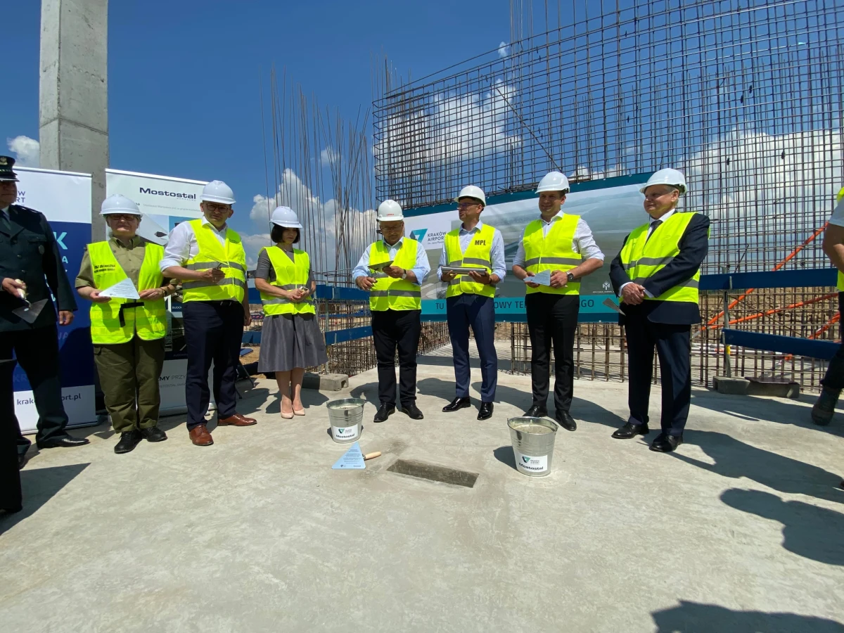 Prawie dwa lata ma potrwać budowa nowego terminala cargo w Międzynarodowym Porcie Lotniczym im. Jana Pawła II Kraków-Balice. Dziś odbyło się uroczyste wmurowanie kamienia węgielnego pod tę inwestycję. 