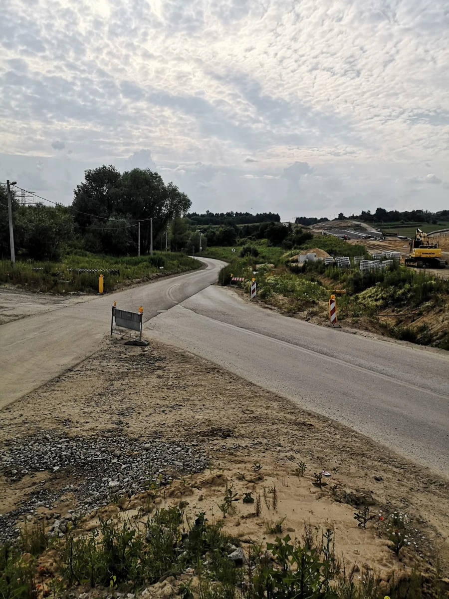 W związku z budową północnej obwodnicy Krakowa w środę o g. 8.00 na ul. Na Zielonki zmieniona zostanie organizacja ruchu. Jezdnia zostanie zwężona i wprowadzony będzie ruch wahadłowy. Tak będzie do końca sierpnia.

