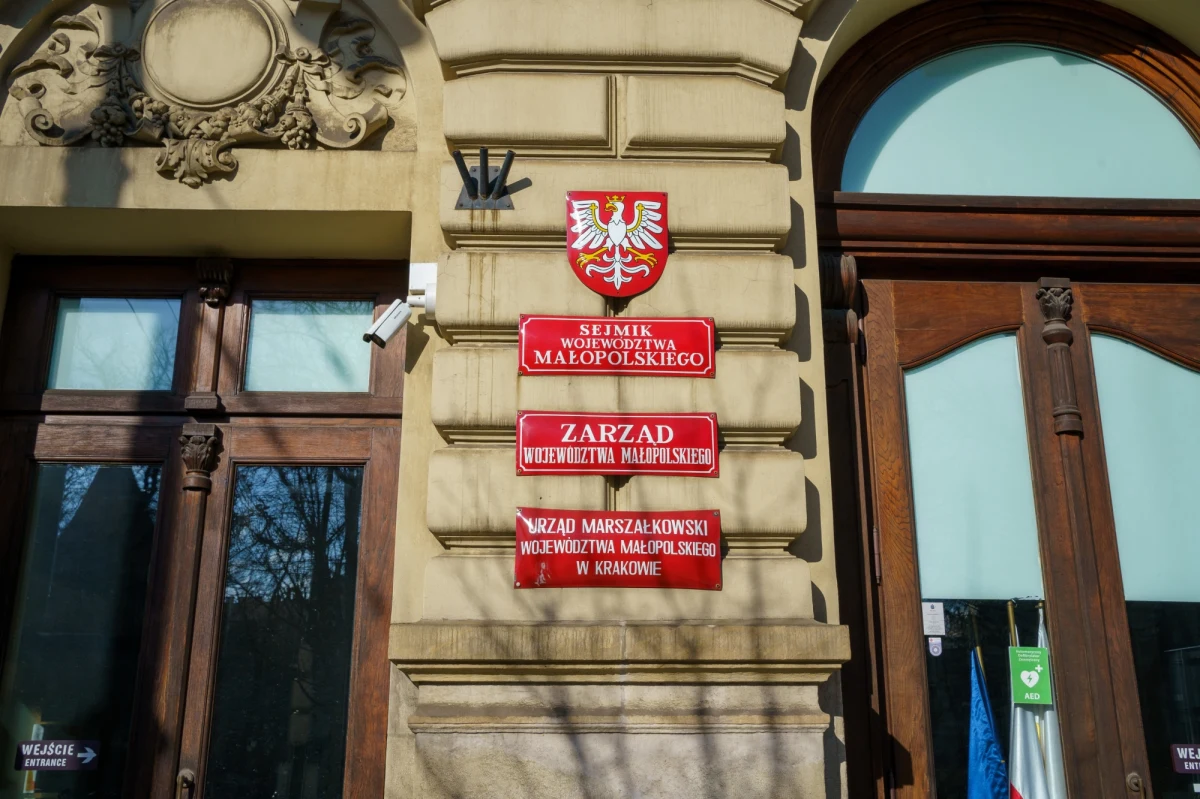 Prezydent Andrzej Duda podpisał ustawę, nakazującą lustrację kilkudziesięciu tysięcy urzędników. Do złożenia oświadczeń lustracyjnych będą zobowiązani wszyscy pracownicy urzędów państwowych. Ci, którzy współpracowali z organami bezpieczeństwa PRL, niemal natychmiast stracą pracę. 