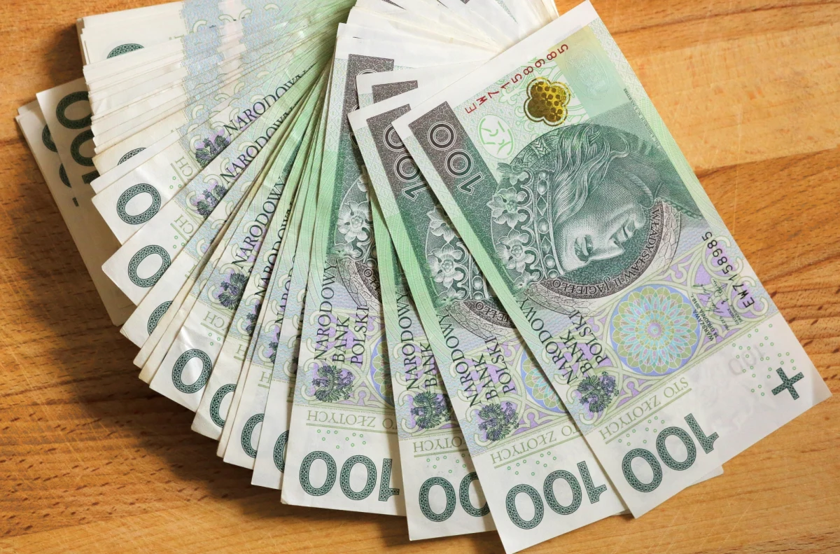 "Mamy już w zasadzie zbudowaną siatkę dostępności udzielania kredytów dla rządowego programu "bezpieczny kredyt" - poinformował w poniedziałek minister rozwoju i technologii Waldemar Buda w Rozmowie w południe RMF FM. Dodał, że do programu zgłosiło się siedem banków.