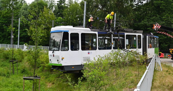 Dwie osoby zostały poszkodowane w poniedziałek w wypadku tramwaju przy Lesie Arkońskim w Szczecinie. Jak informuje policja, tramwaj wypadł z szyn, uderzył w słup trakcji i zawisł nad skarpą. Są osoby ranne.