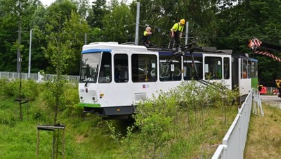 Wykolejenie tramwaju w Szczecinie. Pojazd zawisł nad skarpą [ZDJĘCIA]
