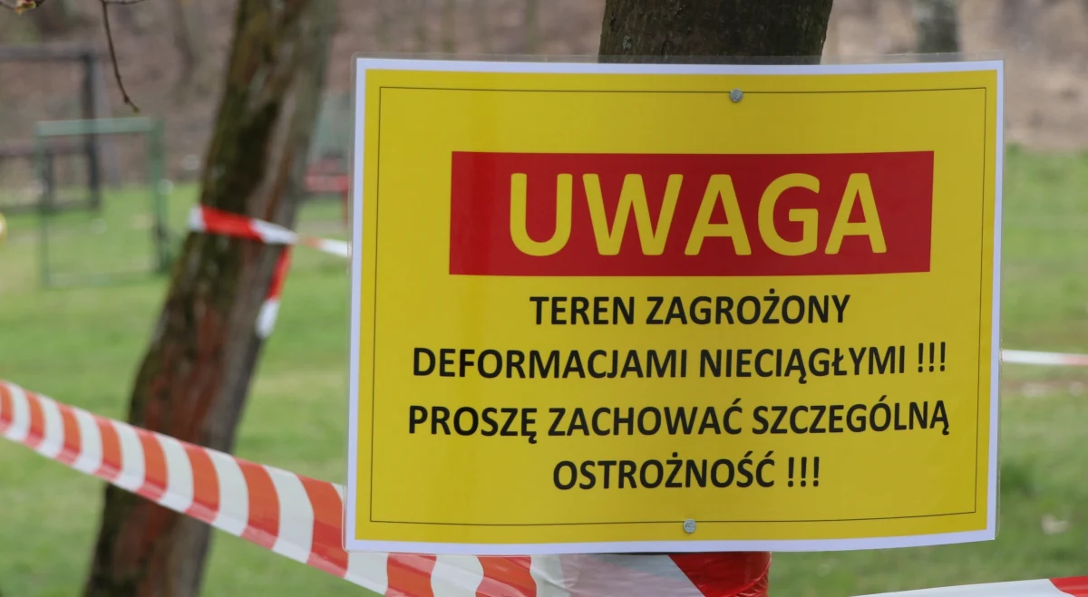 W czasie uzdatniania terenu, na którym pojawiają się pogórnicze zapadliska w Trzebini, doszło do incydentu. Mieszanka wtłaczana pod ziemię za pomocą specjalnej instalacji wyciekła do potoku Kozi Bród.
