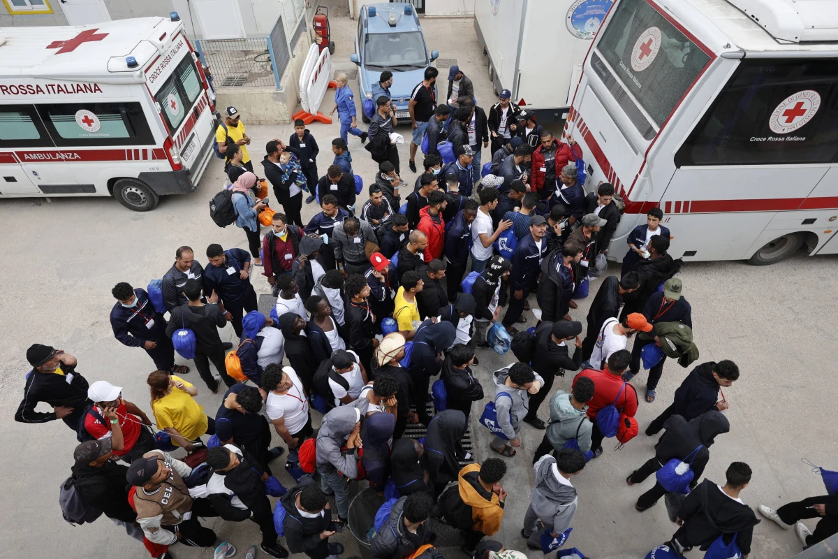 Polska będzie mogła wnioskować o całkowite odstępstwo od obowiązkowej solidarności - czyli zarówno od relokacji migrantów, kontrybucji finansowej w wysokości 20 tys. euro za nieprzyjętego migranta czy wsparcia operacyjnego - przekazało korespondentce RMF FM w Brukseli kilku unijnych dyplomatów i ekspertów, którzy brali udział w negocjacjach pakietu migracyjnego. Chodzi o uwzględnienie sytuacji kraju, który ma specyficzną sytuację geopolityczną oraz już przyjął ponad milion uchodźców. 