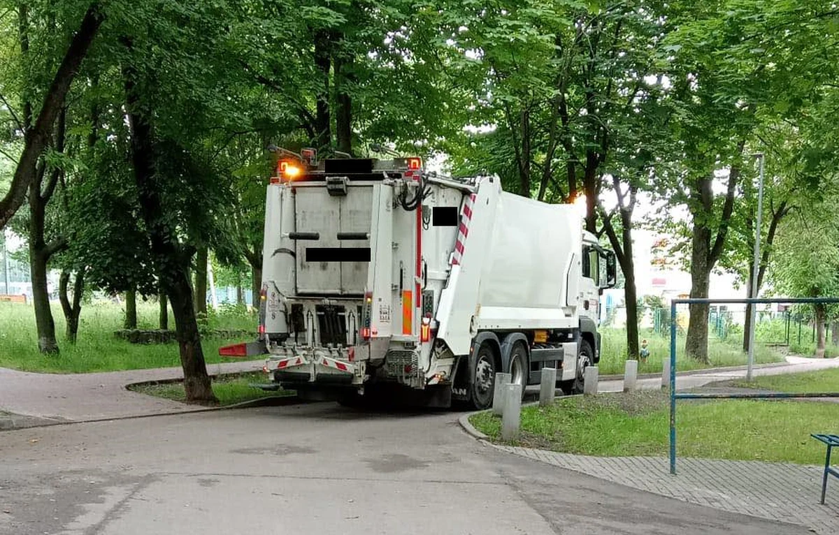 ​Z obrażeniami ciała trafiła do szpitala 81-latka ze Świdnika potrącona przez śmieciarkę. Kobieta zeszła z chodnika na ulicę, bo chciała przepuścić osobę jadąca na hulajnodze.