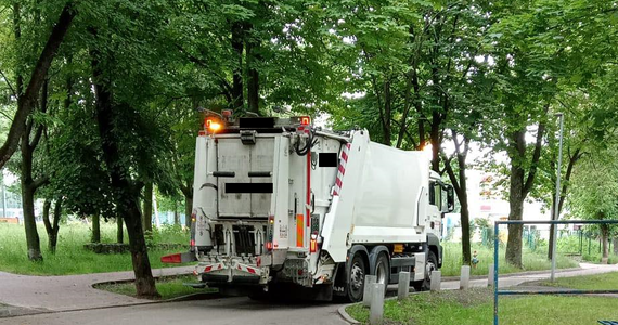 ​Z obrażeniami ciała trafiła do szpitala 81-latka ze Świdnika potrącona przez śmieciarkę. Kobieta zeszła z chodnika na ulicę, bo chciała przepuścić osobę jadąca na hulajnodze.