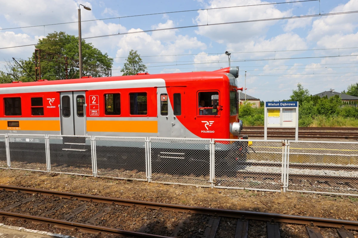 Do 2029 r. ma powstać linia kolejowa, dzięki której Wieluń zyska bezpośrednie połączenie z Łodzią. Dziś podpisano umowę na wykonanie jej projektu. 