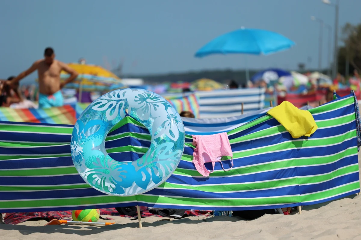 Dwie trzecie Polaków planuje wyjechać latem na urlop. To wniosek z szeregu badań, w których sprawdzono plany wakacyjne Polaków. Informacje zebrane przez Polską Organizację Turystyczną wskazują, że trzech na dziesięciu turystów będzie wypoczywać za granicą, a pozostali wybierają urlop w Polsce, najczęściej nad Bałtykiem. Z kolei dane zebrane przez agencję badawczą Ipsos Polska wskazują, że na wakacje w tym roku wybiera się ponad 20 milionów Polaków. Coraz większą popularnością cieszą się tygodniowe wyjazdy, a coraz rzadziej rezerwujemy dwutygodniowe wczasy. Powodem najczęściej są wysokie ceny.