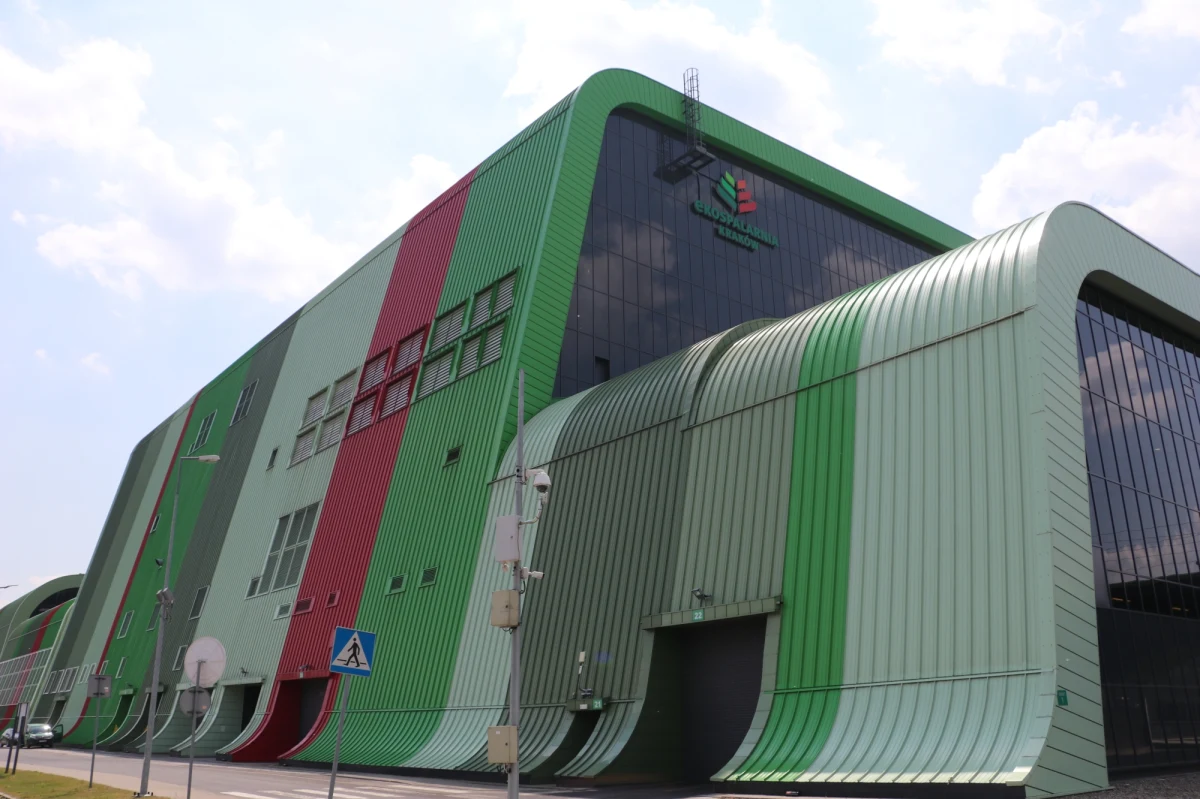 W krakowskiej spalarni odpadów uruchomiono nowoczesną instalację pozwalającą na zwiększenie produkcji energii cieplnej, a jednocześnie ograniczenie emisji dwutlenku węgla. To możliwie dzięki odzyskiwaniu ciepła, które do tej pory trafiało wraz z parą wodną i spalinami do atmosfery.