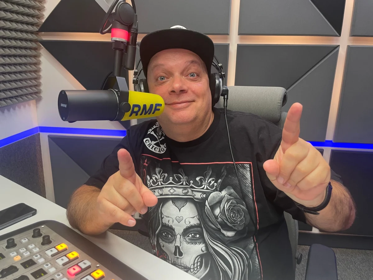 "Cały czas ktoś mnie namawia, żebym został posłem, żebym kandydował. To jest dobra okazja, żeby w pani audycji oświadczyć, że nie mam ambicji politycznych" – oznajmił Krzysztof Skiba w Popołudniowej rozmowie w RMF FM, którego Kazimiera Szczuka pytała o sens angażowania się artystów w działalność polityczną. "Myślę, że Paweł Kukiz wystarczająco już rozegrał tę kartę (…) i jest to karta nieudana" – mówił lider Big Cyc.