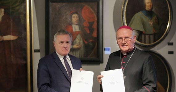 Minister kultury Piotr Gliński i metropolita warmiński Józef Górzyński podpisali w Olsztynie list intencyjny ws. utworzenia Muzeum Biskupa Ignacego Krasickiego. Ma ono powstać w dawnym pałacu letnim biskupów warmińskich w Smolajnach.