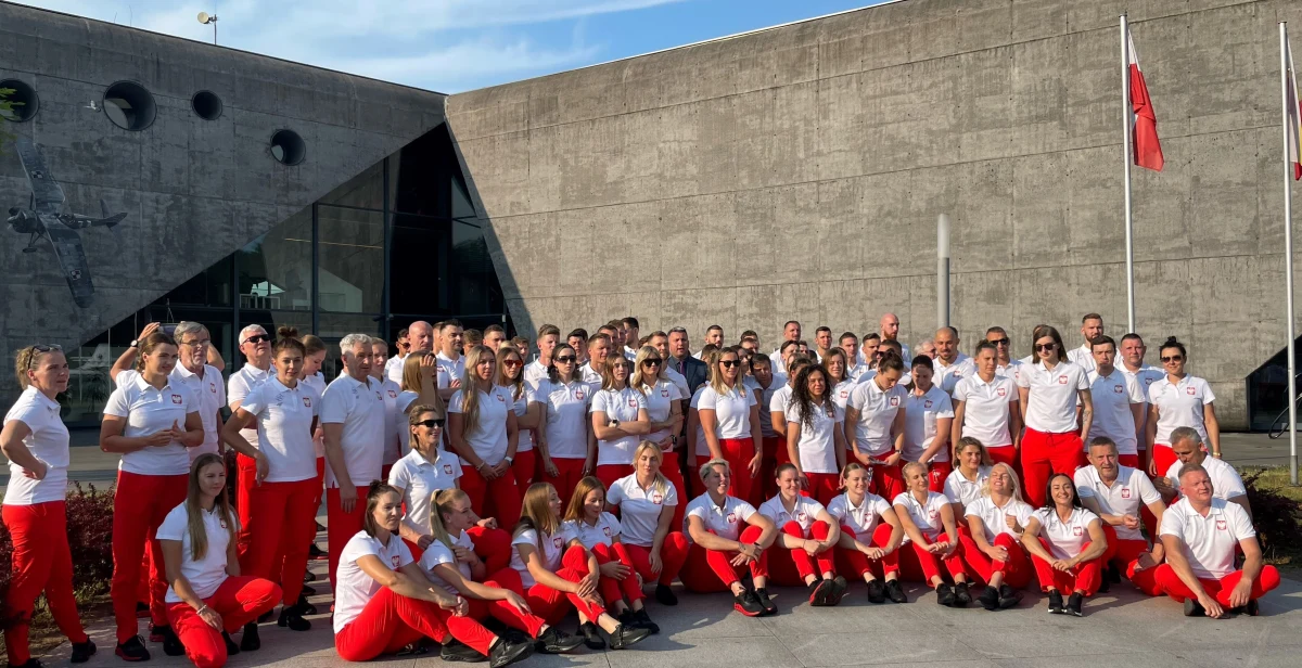 Ponad 100 zawodników reprezentujących Polskę wraz ze sztabami szkoleniowymi odebrało nominacje i złożyło ślubowanie przed rozpoczynającymi się w środę Igrzyskami Europejskimi Kraków-Małopolska. Uroczystość odbyła się w krakowskim Muzeum Lotnictwa.