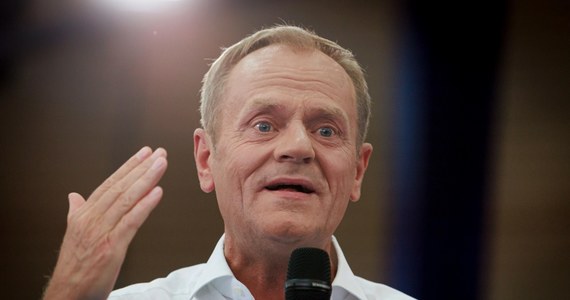 Donald Tusk twierdzi, że wszystkie świadczenia socjalne wprowadzone przez obecny rząd zostaną utrzymane. Lider KO zapowiedział też na spotkaniu w Kłodzku, że po ewentualnie wygranych wyborach "należy zrobić wszystko", by pieniędzy starczyło na kolejne programy.