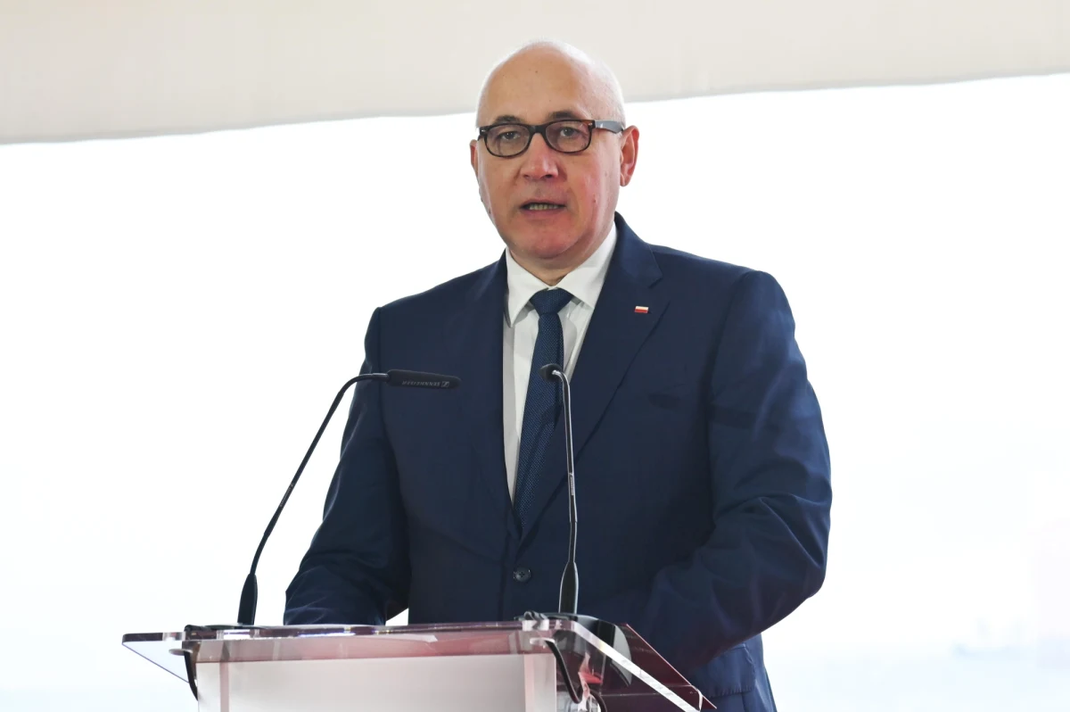 Prawo i Sprawiedliwość zmienia miejsce swojej konwencji programowej. Zamiast zaplanowanego na 24 czerwca spotkania w Łodzi, PiS zamierza zorganizować inne - na Dolnym Śląsku. O zmianie poinformował nowy szef kampanii wyborczej Joachim Brudziński, tłumacząc, że to "odpowiedź na zaproszenie mieszkańców Dolnego Śląska". Wcześniej jednak prezydent Łodzi zapowiadała, że pieniądze z wynajmu sali przeznaczy na program in vitro.