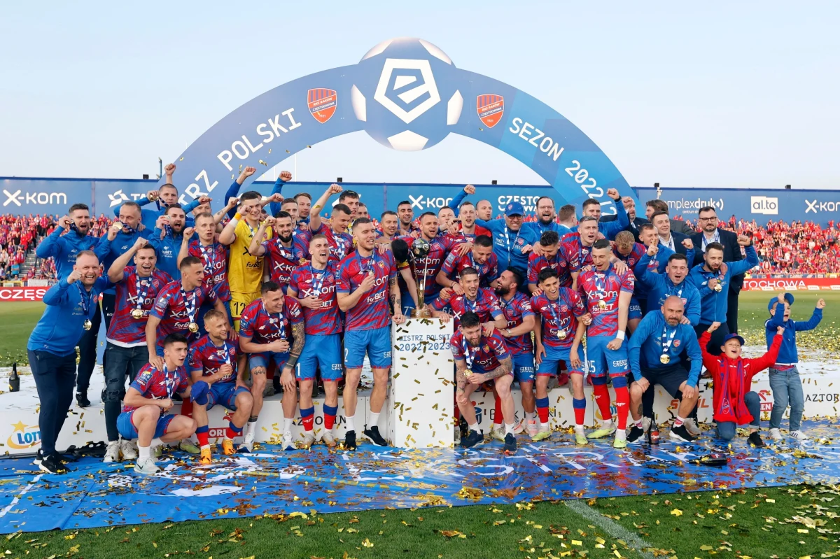 Piłkarze Rakowa Częstochowa wczoraj wznowili treningi po wakacyjnej przerwie, a dziś poznają swojego pierwszego rywala w eliminacjach Ligi Mistrzów. Częstochowianie w losowaniu pierwszej rundy nie będą rozstawieni i mogą trafić m.in. na: Karabach Agdam czy Sheriff Tiraspol. Trener Dawid Szwarga chciałby uniknąć kłopotliwej, dalekiej podróży.