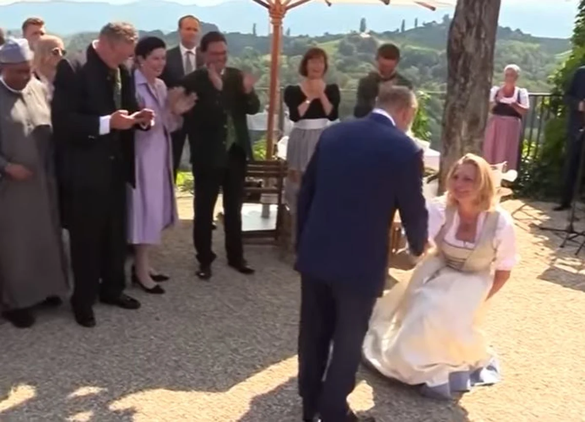 Karin Kneissl była ministrem spraw zagranicznych Austrii, zna politykę w Wiedniu i Brukseli od podszewki. Teraz ogłosiła, że będzie pracować dla Władimira Putina. Została szefową think tanku w Petersburgu - pisze portal dziennika "Welt", przypominając, że w 2018 r. Kneissl zaprosiła Putina na swoje wesele, "a nawet ukłoniła mu się po tańcu".