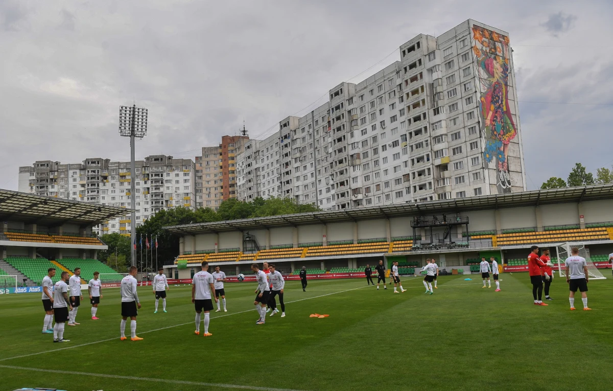 Podobno w naszym DNA jest cierpienie na boisku. Brutalnie szczerze, dosadnie, ale absolutnie prawdziwie mówił wczoraj o stylu gry naszej reprezentacji Wojciech Szczęsny. Dziś te słowa mogą zmaterializować się na boisku stadionu w Kiszyniowie. To właśnie tu Biało-Czerwoni zagrają o niezwykle cenne punkty eliminacji mistrzostw Europy.
