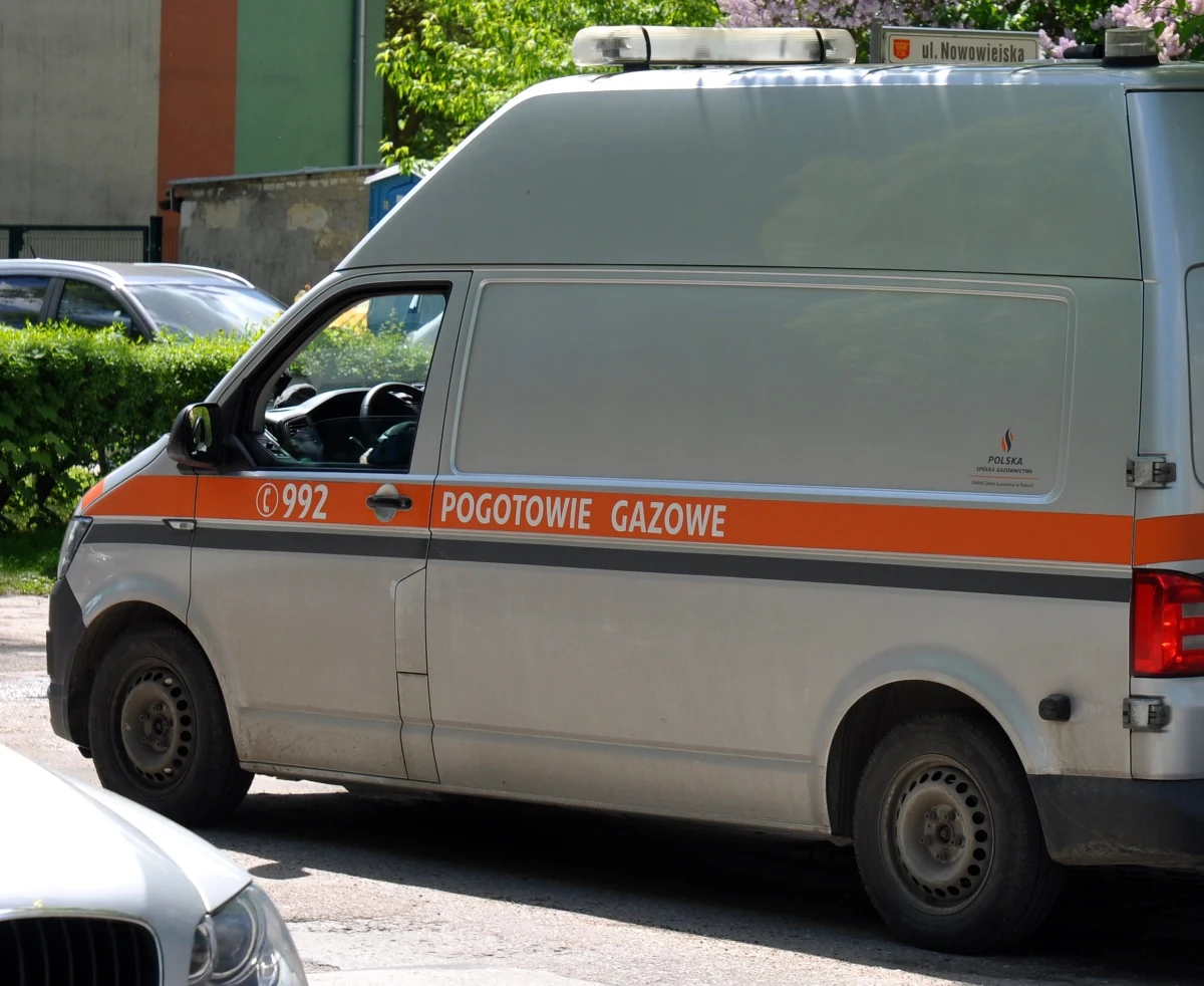 ​Policja wyjaśnia przyczyny wycieku gazu w pobliżu ogródków działkowych w Jaworzynie Śląskiej. Dwóch pracowników pogotowia gazowego trafiło wczoraj do szpitala po tym, jak doszło do zapłonu ulatniającego się gazu. Akcji gaszenia ognia zakończyła się dopiero w poniedziałek nad ranem. Trwa przywracanie dostaw gazu dla mieszkańców.     