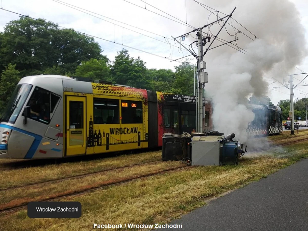 Kolizja tramwaju z kosiarką do trawy przy ul. Pilczyckiej we Wrocławiu. Jedna osoba została lekko ranna, a torowisko było zablokowane przez ponad godzinę.