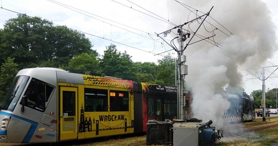 Kolizja tramwaju z kosiarką do trawy przy ul. Pilczyckiej we Wrocławiu. Jedna osoba została lekko ranna, a torowisko było zablokowane przez ponad godzinę.
