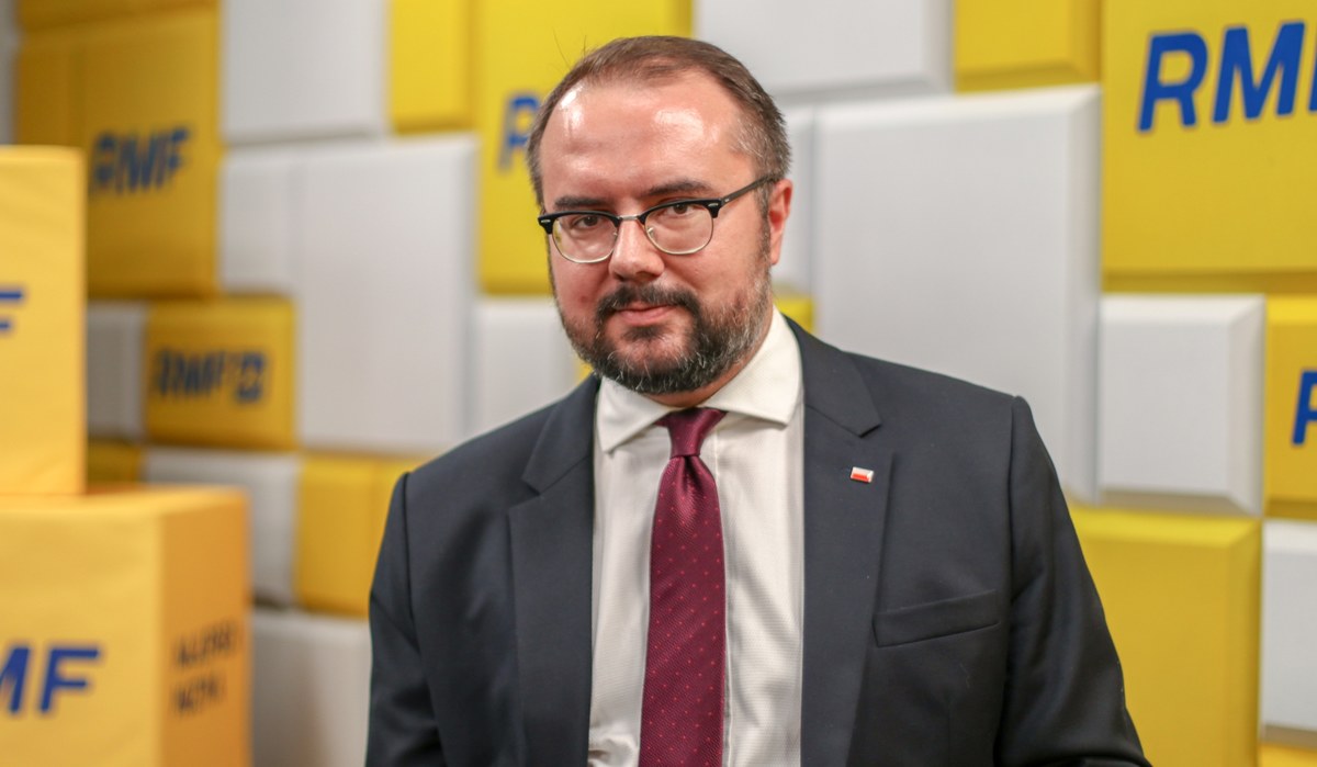 "Stawianie jakichkolwiek warunków to jest rzecz absolutnie niewłaściwa, to są bardzo niemądre słowa. Na szczęście to też nie jest tak, że pan Anton Drobowycz wyznacza kierunki polityki ukraińskiej" - powiedział w Porannej rozmowie w RMF FM Paweł Jabłoński. Wiceminister spraw zagranicznych odniósł się w ten sposób do wypowiedzi szefa ukraińskiego IPN-u na temat ekshumacji zabitych podczas rzezi wołyńskiej.