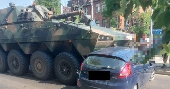 Do kolizji wojskowego pojazdu z autem osobowym doszło na ul. Marii Curie-Skłodowskiej we Wrocławiu. Nie ma informacji o osobach rannych.