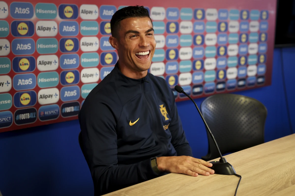 Cristiano Ronaldo od lat budzi w kibicach te pozytywne jak i negatywne emocje. Jedni go uwielbiają, inni podchodzą z daleko idącym dystansem. Portugalczyka można lubić lub nie, ale jedno warto podkreślić - rozmawiamy o nim już od 20 lat! Dziś piłkarz przekroczy kolejną barierę. Przed nim dwusetny mecz w reprezentacji Portugalii. Debiutował w niej w sierpniu 2003 roku.