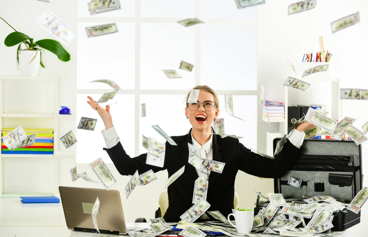 Szybko przybywa milionerów. Z danych Krajowej Administracji Skarbowej wynika, że osób, które osiągnęły dochód na poziomie miliona złotych jest w roku 2022 znacząco więcej niż w roku 2021. Tylko w Zachodniopomorskiem zamiast niespełna 2,1 tysiąca milionerów mamy ich niemal 3 tysiące.