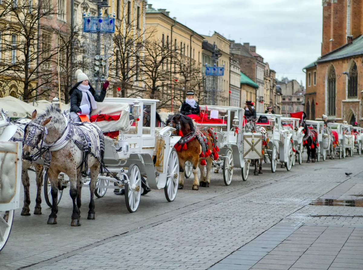 W związku z ostrzeżeniem wydanym przez Instytut Meteorologii i Gospodarki Wodnej, że w Krakowie temperatura powietrza przekroczy dziś 30 stopni C, urzędnicy zdecydowali o zamknięciu postoju dorożek na Rynku Głównym. Pojazdy te nie będę mogły także przejeżdżać przez rynek.   