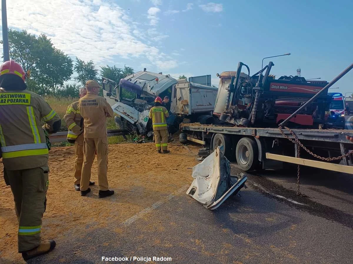 Dwie osoby ranne i zablokowana droga - to bilans wypadku na południowej obwodnicy Radomia. Na ul. Walentynowicz, w kierunku Krakowa, zderzyły się trzy pojazdy - dwie ciężarówki i jeden samochód osobowy.