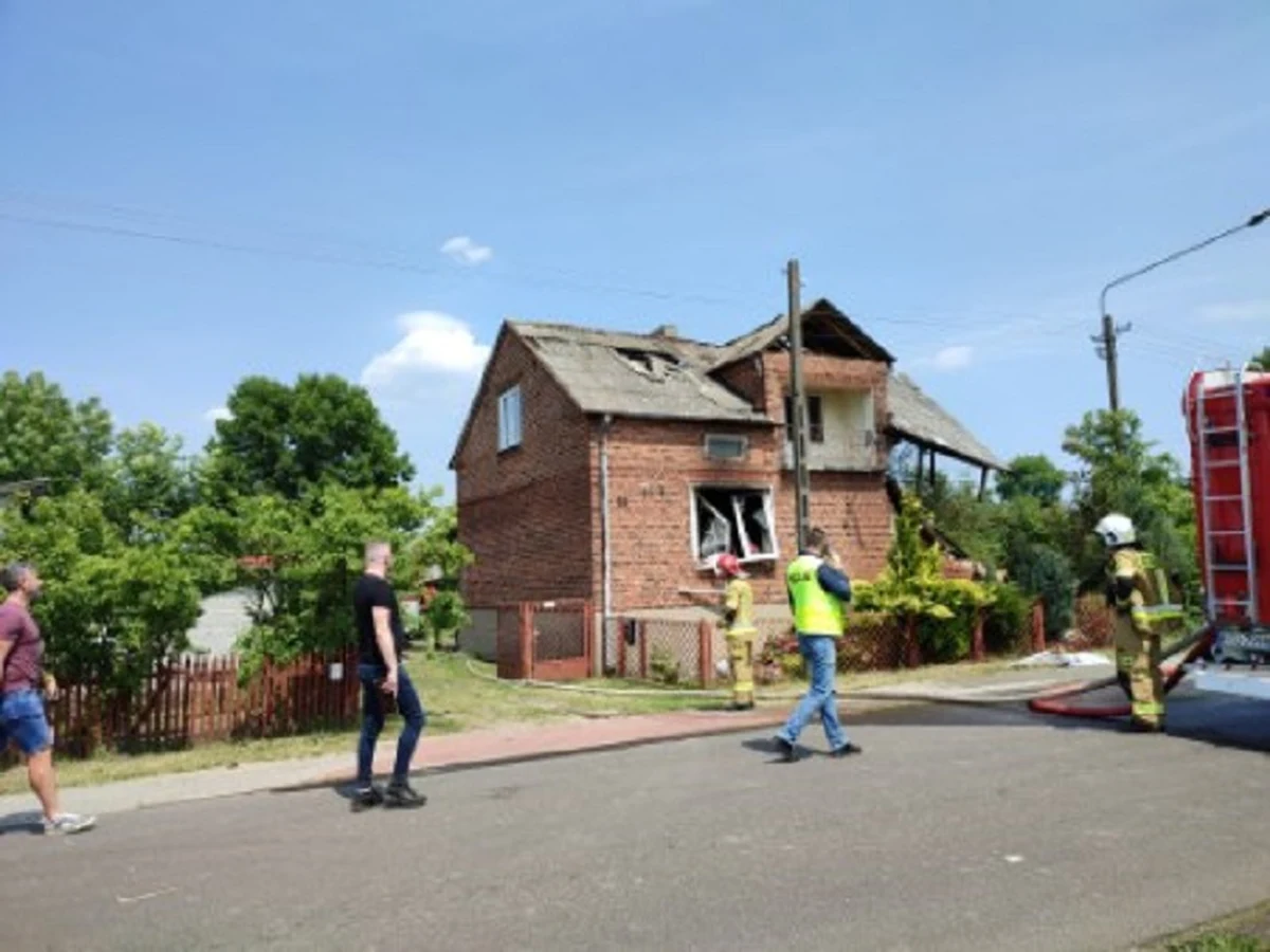 Dwie osoby zostały ranne w wyniku wybuchu butli z gazem w miejscowości Bądków Pierwszy w powiecie tureckim w Wielkopolsce. Na miejscu pracowało 10 zastępów straży pożarnej.
