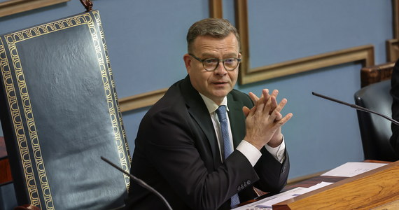 ​Lider Koalicji Narodowej Petteri Orpo uzyskał we wtorek wotum zaufania parlamentu Finlandii. W skład nowej koalicji rządzącej wchodzą cztery partie o profilu konserwatywnym, nacjonalistycznym i liberalnym. Jego gabinet tworzy 22 ministrów.