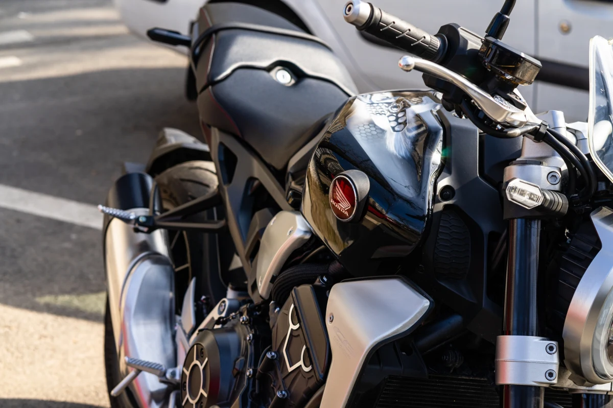 2600 złotych mandatu, 15 punktów karnych i zatrzymane prawo jazdy i dowód rejestracyjny - takie konsekwencje poniósł motocyklista zatrzymany w Radomiu przez policjantów dwukrotnie w ciągu pół godziny. Mężczyzna o 72 km/h przekroczył dopuszczalną prędkość. Jak przyznał "czasami ciężko mu się oprzeć pokusie przyciśnięcia manetki w maszynie".   

