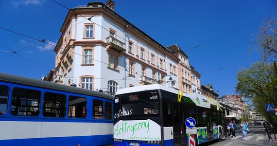 Już za kilka dni rozpoczynają się wakacje. To oznacza, że od 24 czerwca (sobota) zostaną wprowadzone nowe rozkłady jazdy dla linii autobusowych, a 27 czerwca ( poniedziałek) – linii tramwajowych. Na ulice znów wyjadą linie sezonowe i rekreacyjne, które zawiozą pasażerów m.in. do zoo, nad Bagry, do Kryspinowa czy Przylasku Rusieckiego.