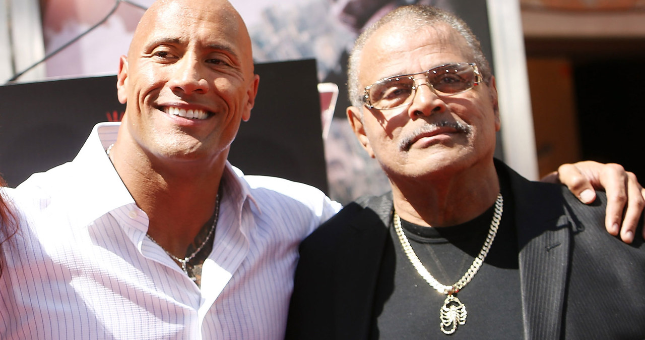 Na początku 2020 roku zmarł Rocky Johnson, legendarny wrestler i ojciec hollywoodzkiego aktora Dwayne’a Johnsona. W opublikowanym właśnie na Instagramie nagraniu gwiazdor "Szybkich i wściekłych" ujawnił, że miał ze swoim tatą skomplikowaną relację. Jak podkreślił, żałuje dziś, że nie pogodził się z ojcem przed jego śmiercią. Czterokrotny zdobywca nagrody People’s Choice przestrzegł odbiorców, by nie popełnili tego samego błędu. "Nie chcę, żebyście przez to przechodzili" - powiedział "The Rock".