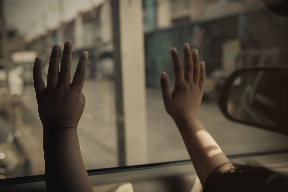 Straż miejska, policja i karetka pogotowia interweniowały w związku z incydentem w centrum Warszawy. Kobieta zostawiła troje dzieci w nagrzanym i zamkniętym samochodzie, żeby iść ze swoją matką do toalety.