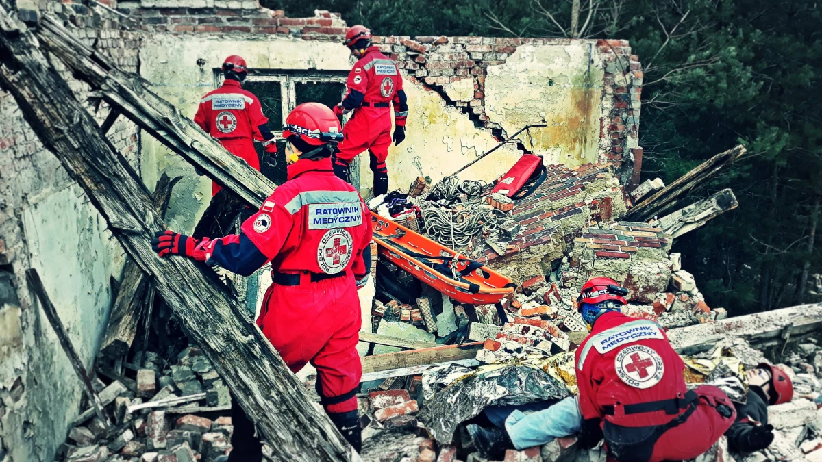 W VII Ogólnopolskim Zgrupowaniu Systemu Ratownictwa Polskiego Czerwonego Krzyża weźmie udział rekordowa liczba uczestników - około 290 członków jednostek ratowniczych i wsparcia humanitarnego. Uczestnicy w trakcie działań na obszarze symulującym katastrofę budowlaną będą doskonalić techniki przeszukiwania terenów zagruzowanych, wydobywania poszkodowanych z trudno dostępnych miejsc, a także analizować wydajność środków łączności i potrzeby logistyczne.