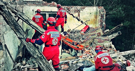 W VII Ogólnopolskim Zgrupowaniu Systemu Ratownictwa Polskiego Czerwonego Krzyża weźmie udział rekordowa liczba uczestników - około 290 członków jednostek ratowniczych i wsparcia humanitarnego. Uczestnicy w trakcie działań na obszarze symulującym katastrofę budowlaną będą doskonalić techniki przeszukiwania terenów zagruzowanych, wydobywania poszkodowanych z trudno dostępnych miejsc, a także analizować wydajność środków łączności i potrzeby logistyczne.