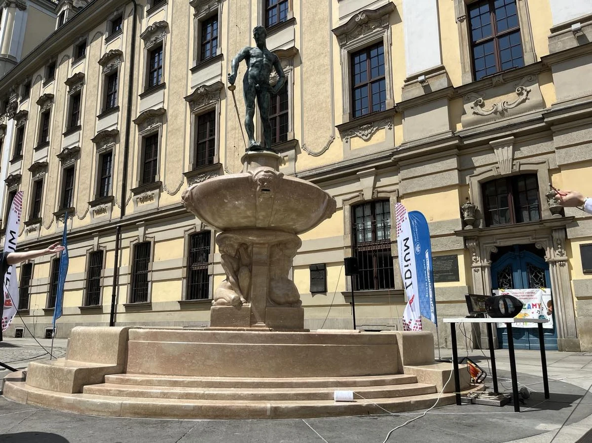 ​Wrocławski Szermierz odsłonięty. Ponad stuletnią fontannę przy gmachu Uniwersytetu Wrocławskiego uruchomiono dziś po remoncie. Utarło się, że dotknięcie szpady szermierza przynosi szczęście studentom. Urzędnicy apelują jednak by tego nie robić. Woda z fontanny nie nadaje się do kąpieli, ani do picia.