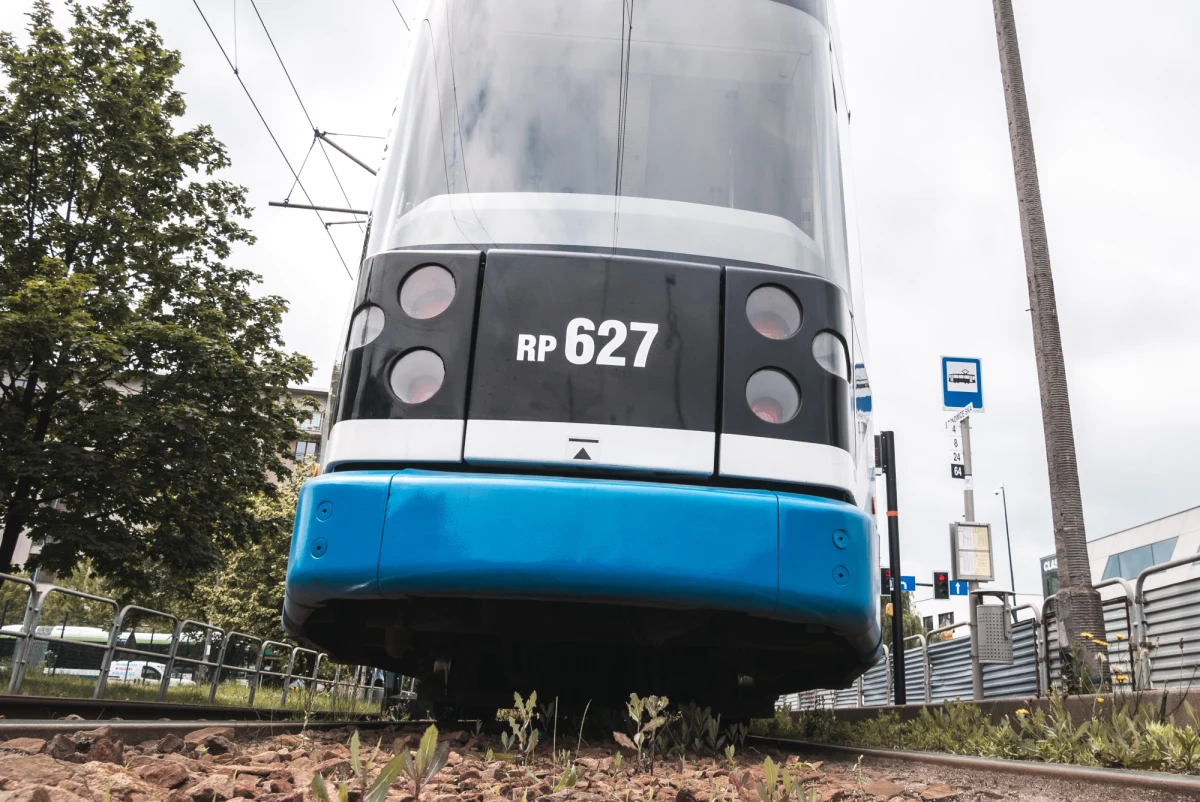 W Krakowie znowu dają o sobie znać wybrzuszone szyny. Dzisiaj z tego powodu w dwóch miejscach nie kursowały tramwaje. 